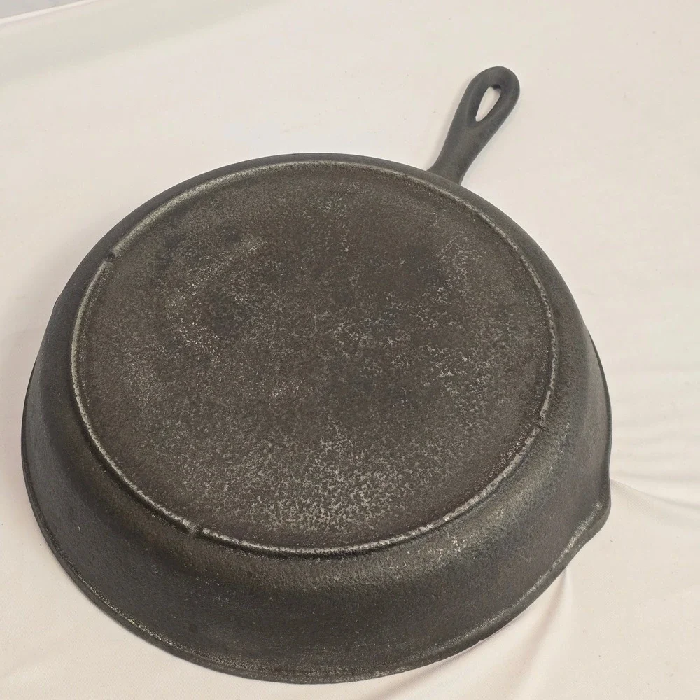 Vintage Unmarked Cast Iron Skillet‎ 10.5 Inch Round Pan with Heat Ring No 8